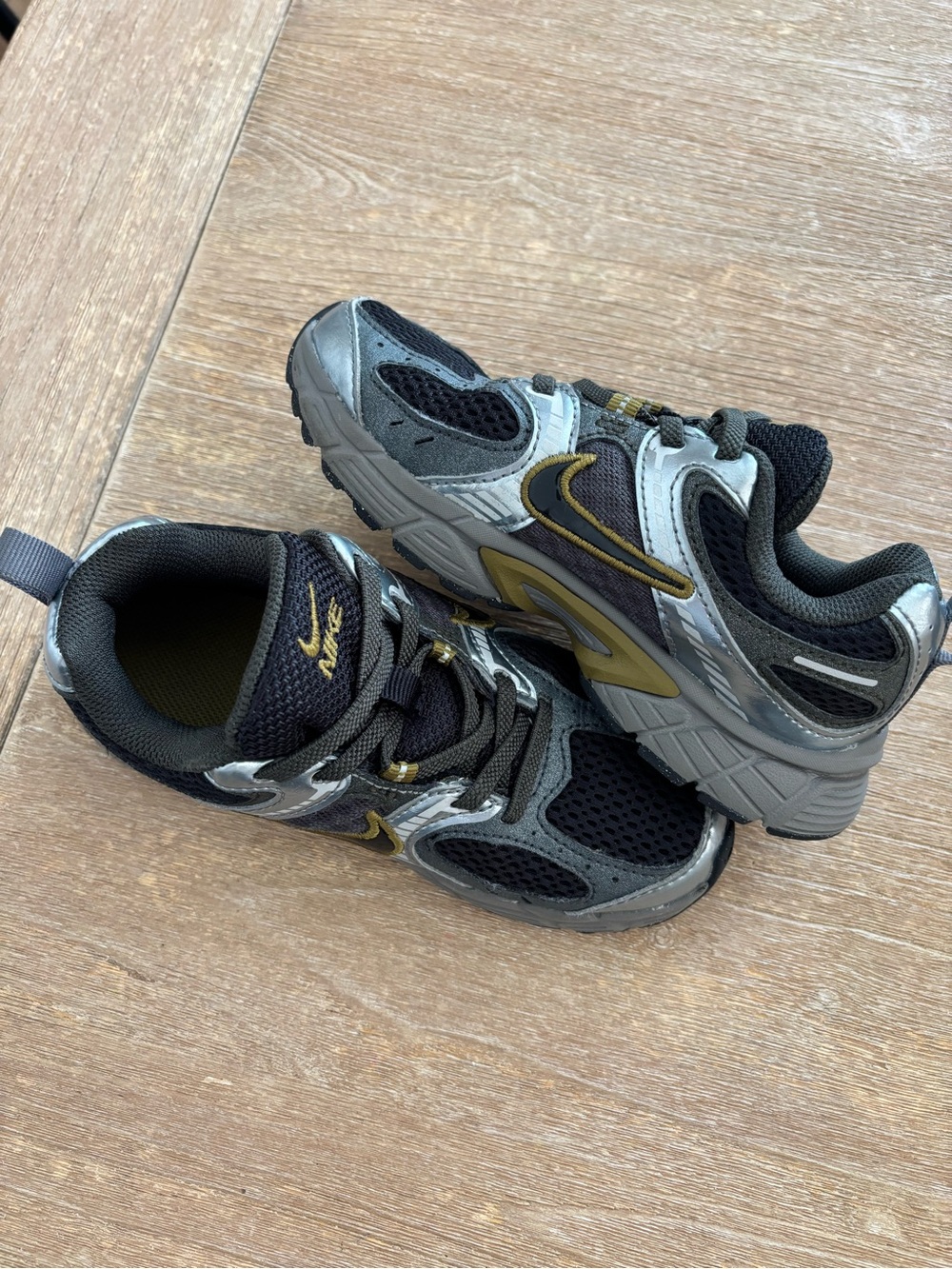 Nike V5 RNR Boys Sneaker - Picture 4 of 5